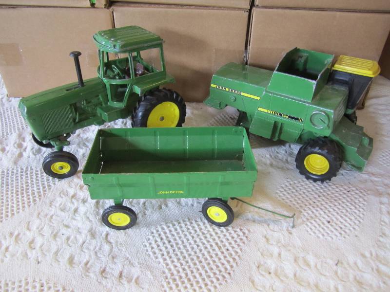 lot 138 image: Ertl Diecast John Deere Tractor and...