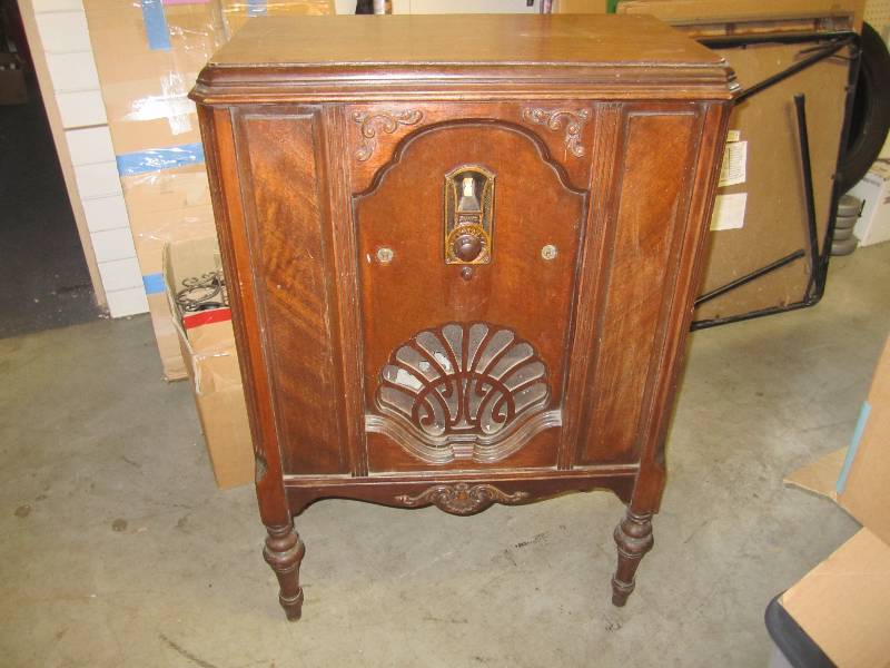 lot 139 image: Vintage Philco Cabinet Radio ...