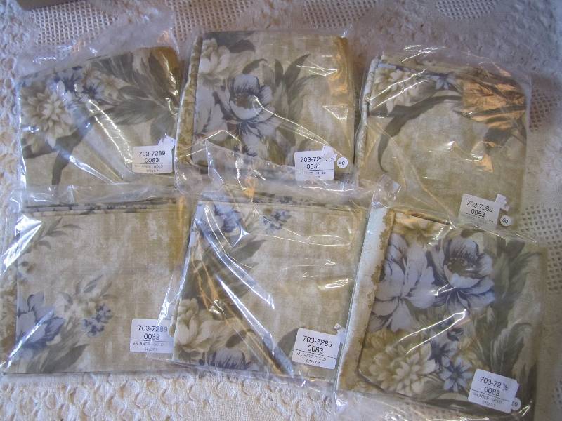 lot 160 image: Lot of 6 new valances gold. ...