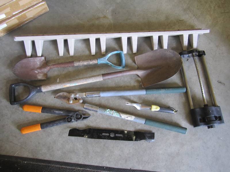lot 179 image: Lot of misc yardgarage items. ...