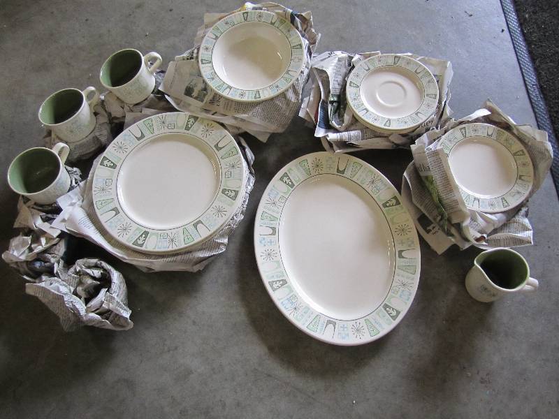 lot 215 image: Vintage 8 place dish set....