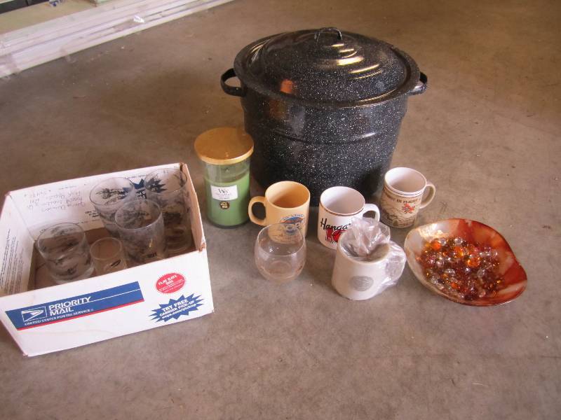 lot 219 image: Large Roasting Pan (pot is 14 x 9.5...