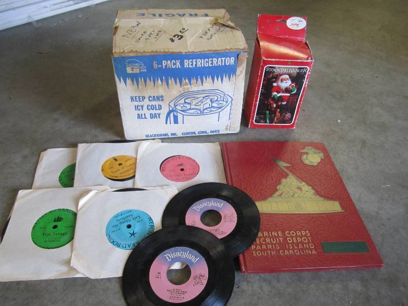 lot 220 image: Vintage 6-Pack Cooler (never used) ...