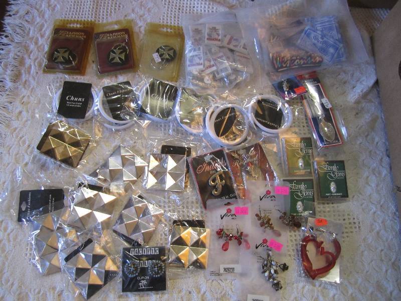 lot 226 image: Lot of fashion jewelry charms keych...
