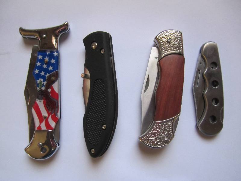 lot 232 image: Lot of 4 pocket knives. ...