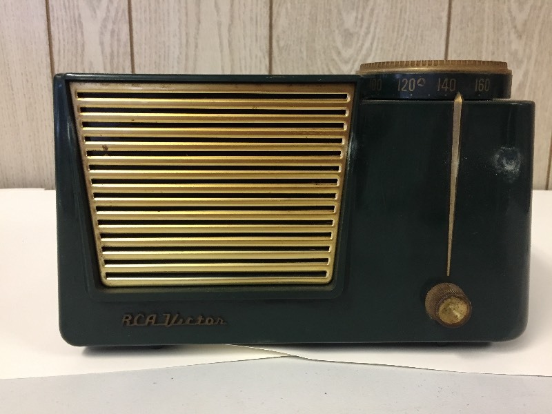 lot 23 image: Vintage RCA Victor Radio Model 6-X-8