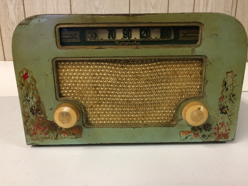 lot 26 image: Vintage Motorola Radio Aero Vane Model 55x15