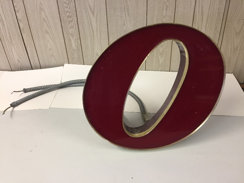 lot 34 image: Letter O Lighted Sign
