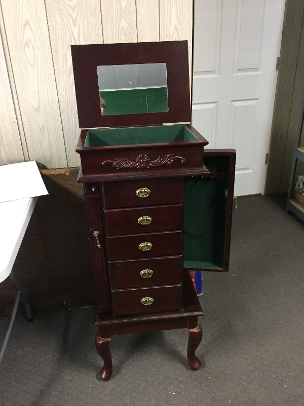lot 39 image: Standing Jewelry Box