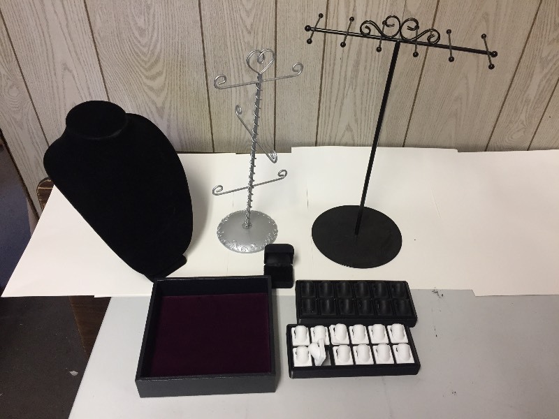 lot 65 image: Jewelry Racks & Displays