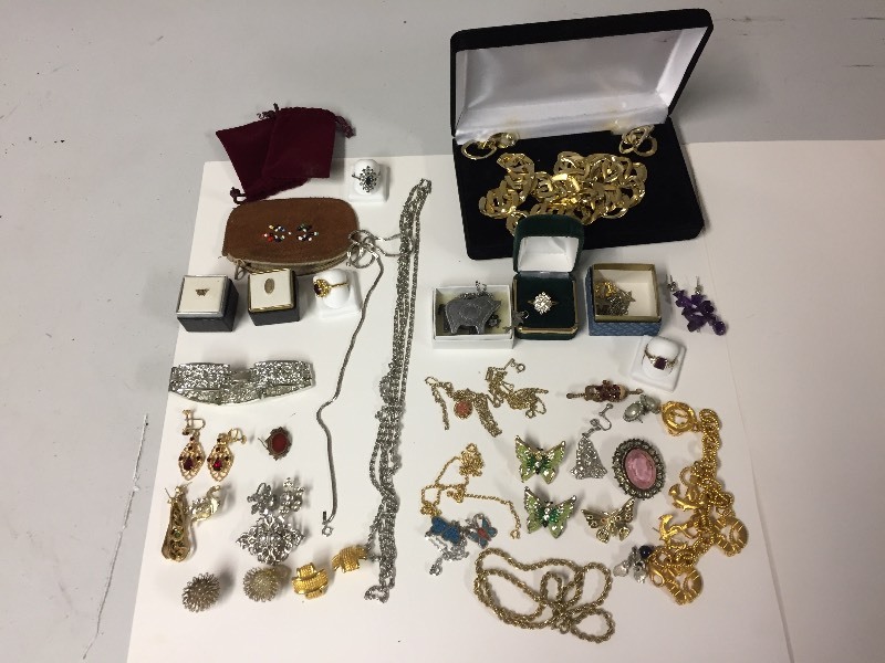lot 81 image: Vintage Jewelry