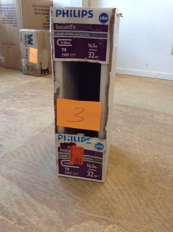 lot 3 image: Phillips InstantFit Cool white U-Bent Cool White T8