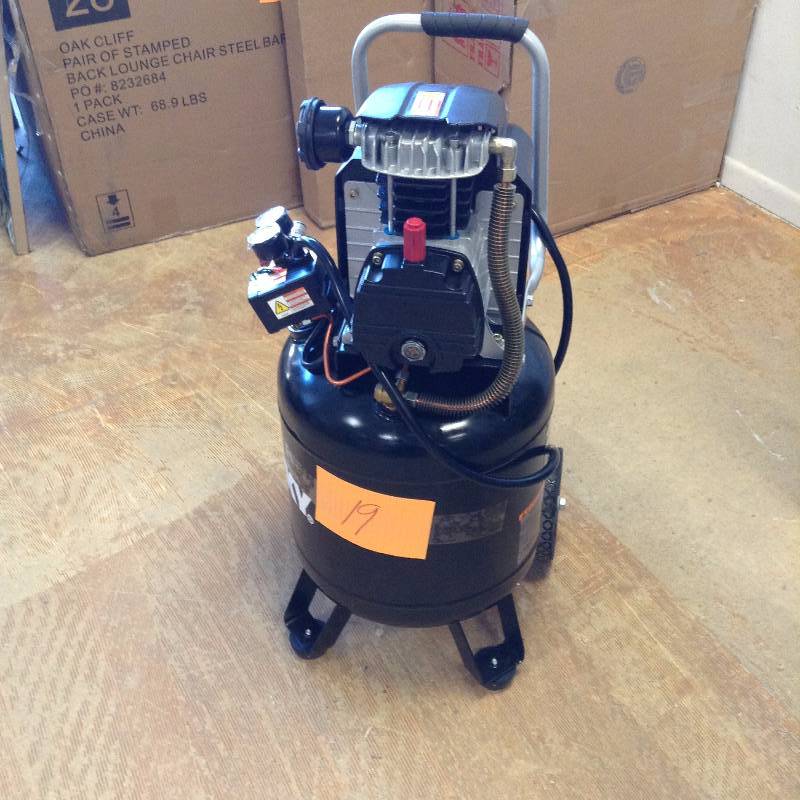 lot 19 image: Husky 10 gal Air Compressor in working conditions