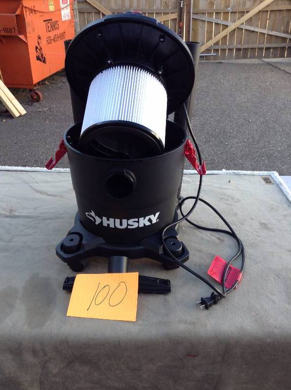 lot 100 image: Husky 4 Gallon WetDry Vacuum not used