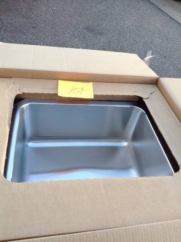 lot 107 image: Elkay Lustertone Stainless Steel 23-12 x 18-14 x 10 Model ELUH211510 New