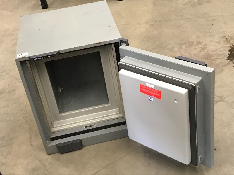 lot 15 image: Schwab Floor Safe