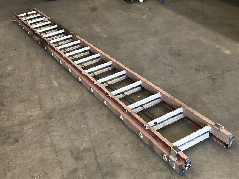 lot 16 image: Werner 32ft Extension Ladder