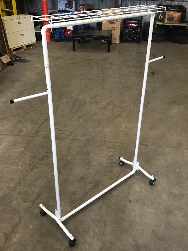 lot 26 image: 5ft Clothes Hanger Rack