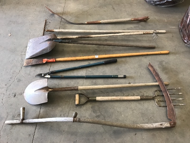 lot 42 image: Lot Of Assorted Hand Tools