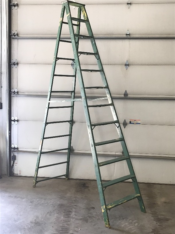 lot 43 image: 12ft Wooden Step Ladder