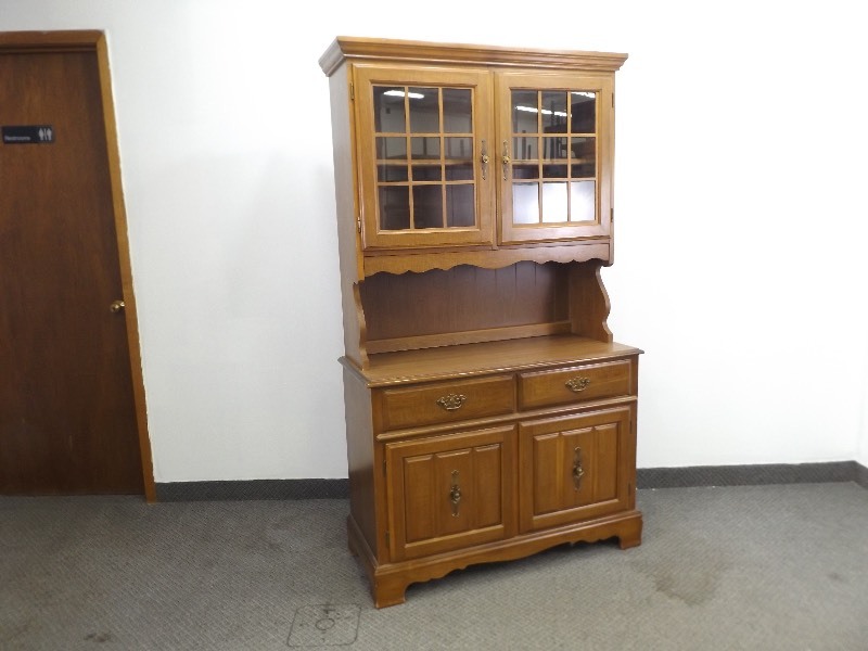 lot 9 image: SOLID&nbspMaple Wood Bassett 2 Piece China Hutch Buffet