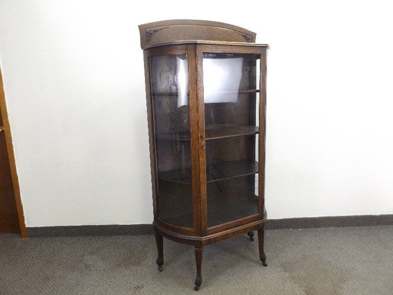 lot 10 image: Antique Quarter Sawn Oak Beveled Glass Curio Cabinet