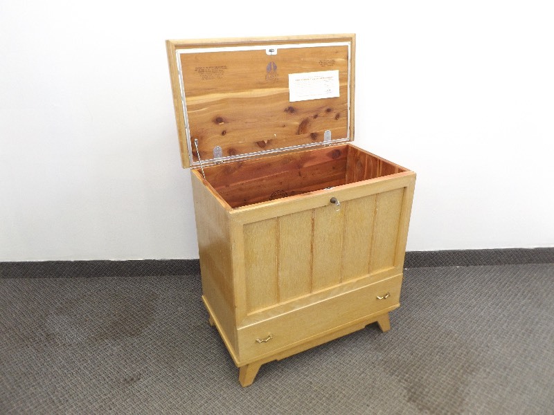 lot 13 image: Vintage Lane Cedar Chest with Key