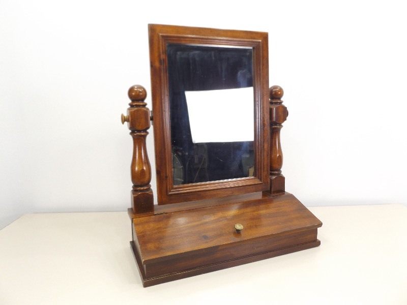 lot 18 image: Antique Solid Wood Gentlemens Shaving Mirror