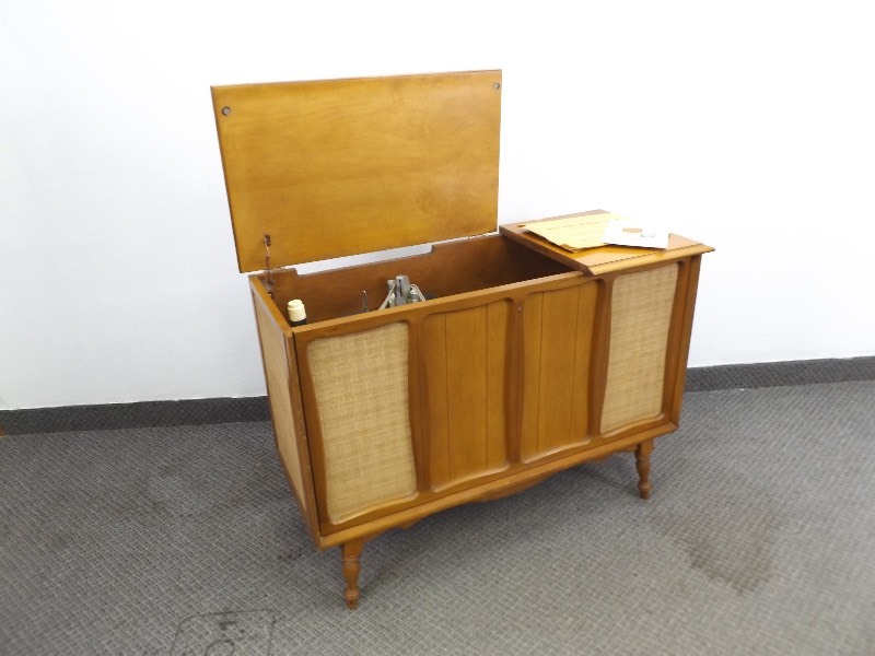 lot 16 image: Vintage Silvertone Model #3081 Maple Stereo Record Player