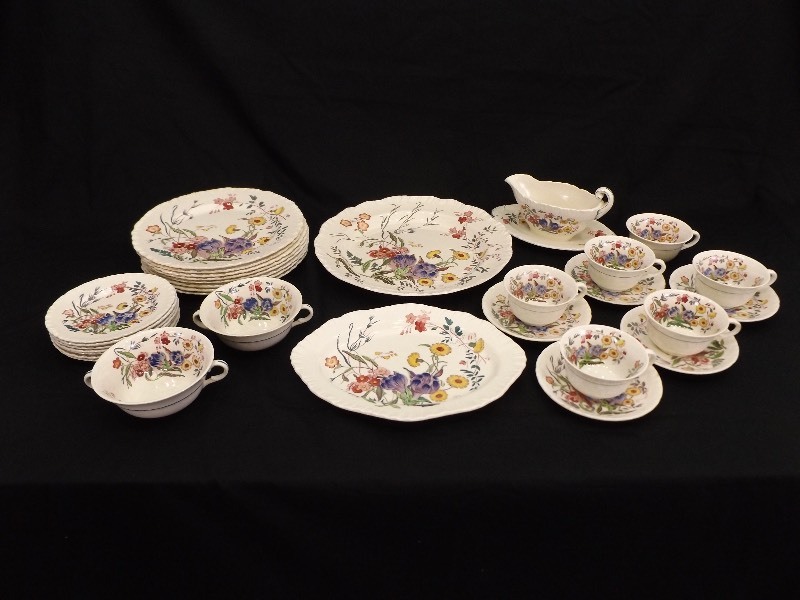 lot 21 image: 31 Piece Vintage Wedgwood Etruria Ranunculus Partial Set