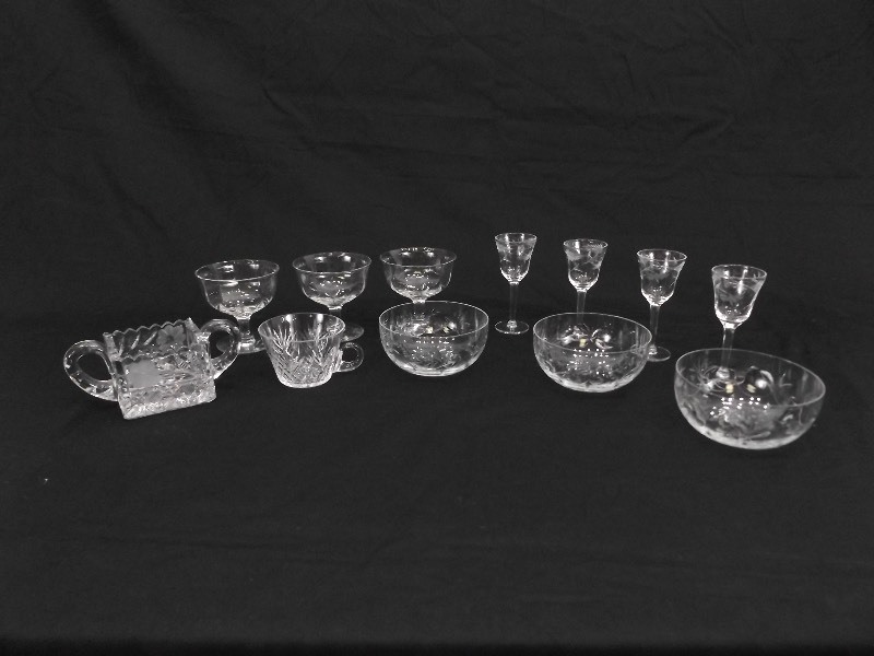 lot 22 image: 12 Piece Lot of Misc Crystal