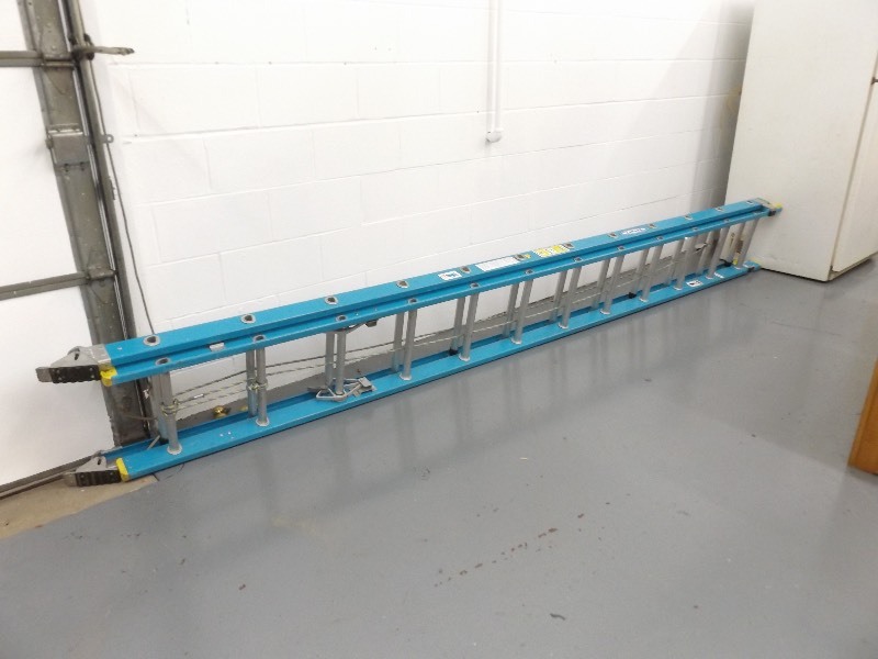 lot 29 image: Newer Werner 24 Fiberglass Extension Ladder