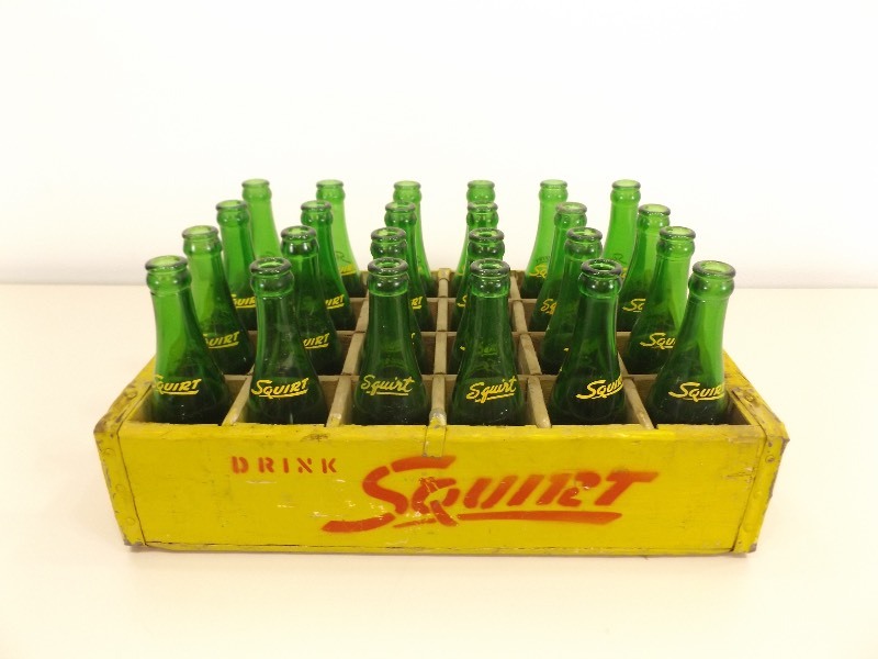 lot 26 image: Vintage Squirt Crate with 24 Seven Ounce Bottles