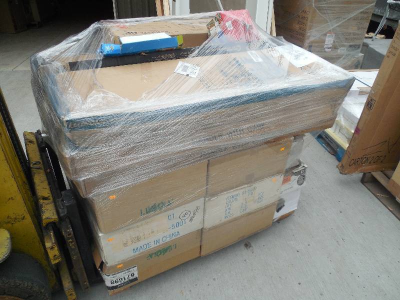 lot 29 image: PALLET LOT OF LIGHTING AND MORE
