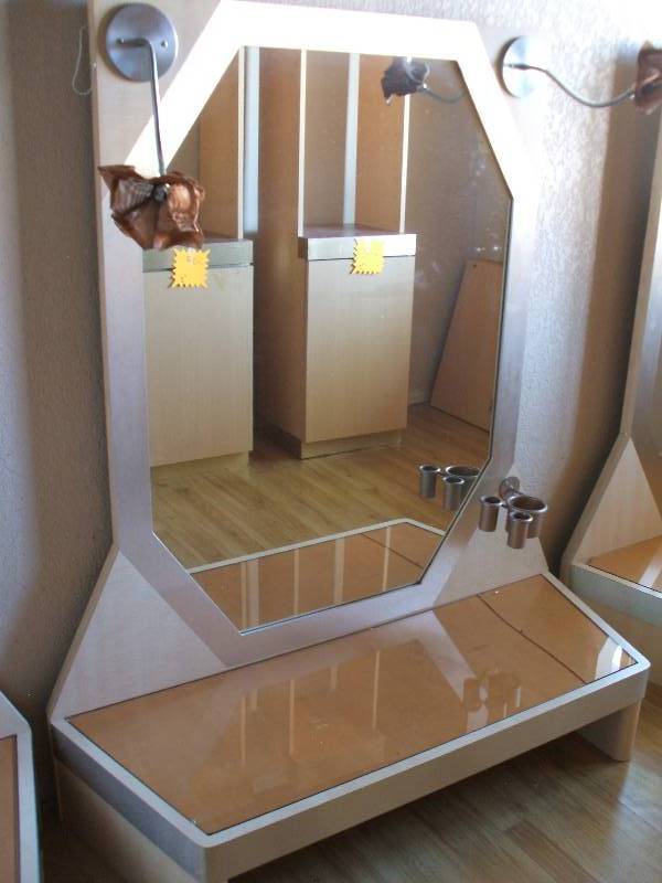 WALL MOUNT STYLING STATION