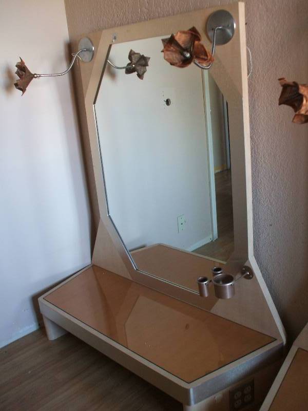 WALL MOUNT STYLING STATION