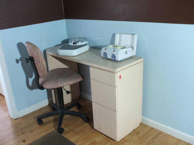 MANICURE TABLE AND ACCESSORIES