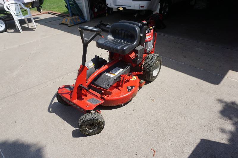 lot 20 image: Snapper 28 Mulching Riding Lawn Mower With Bagger Attachment