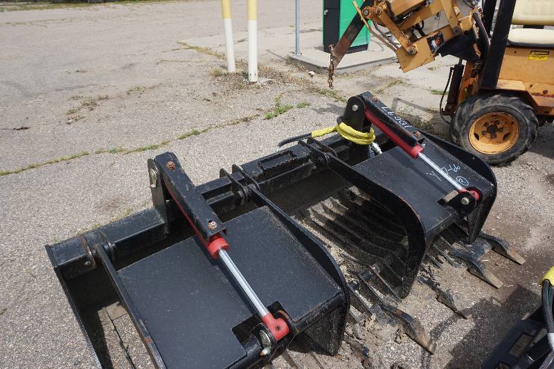 lot 10 image: Universal Mount Bobcat Skid Loader Skid Steer Heavy Duty 80 Double Ram Grapple With FrostCutting Teeth
