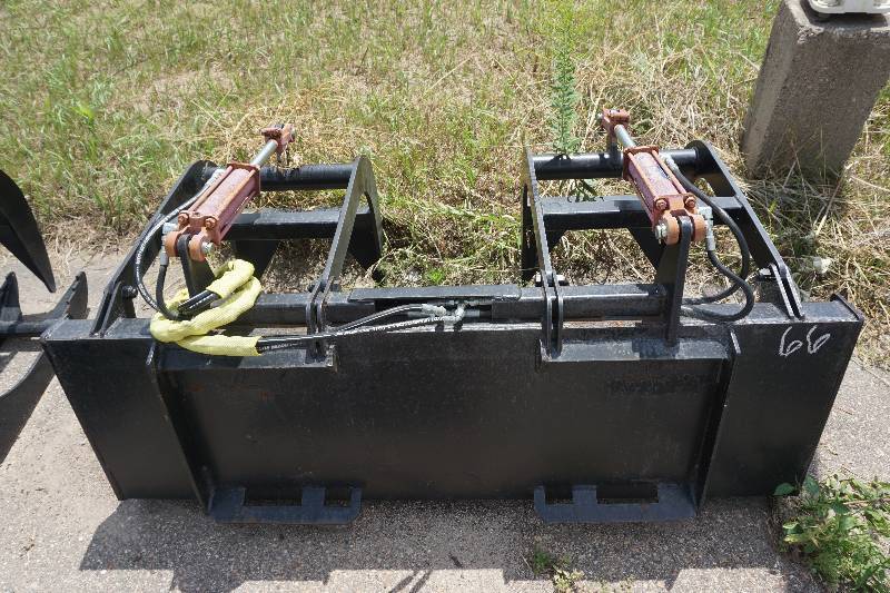 lot 14 image: Universal Mount Bobcat Skid Loader Skid Steer 66 Flat Bottom Double Grapple Bucket