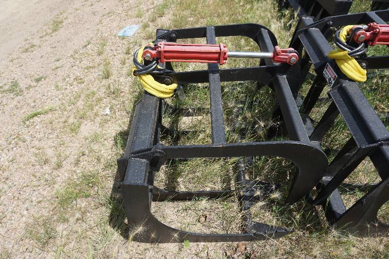 lot 13 image: Universal Mount Bobcat Skid Loader Skid Steer 48 Root Grapple Bucket