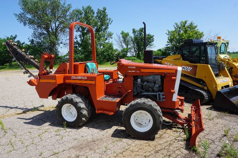 lot 7 image: Ditch Witch Model 4010DD  4 x 4 Diesel Trencher