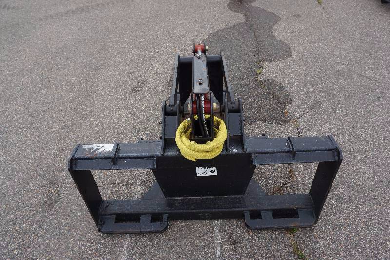 lot 11 image: Universal Mount Bobcat Skid Loader Skid Steer Stump Grapple Bucket
