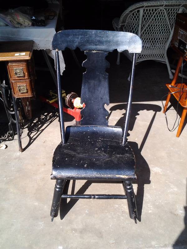 lot 7 image: Antique Sewing Rocker