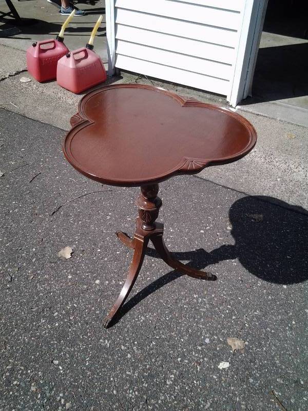 lot 8 image: Claw Foot Parlor Table 21x26