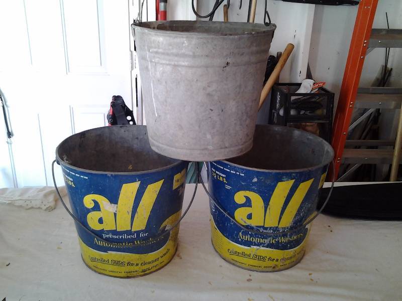 lot 24 image: 3-Galvanized Pails