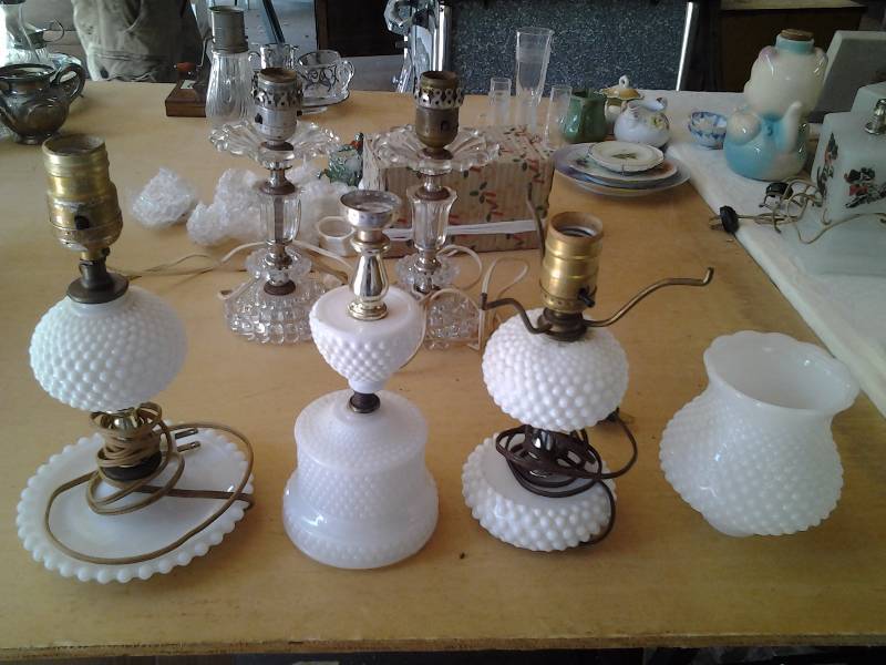 lot 32 image: Hobnail Milk Glass Lamps & Globes (4-Pieces)