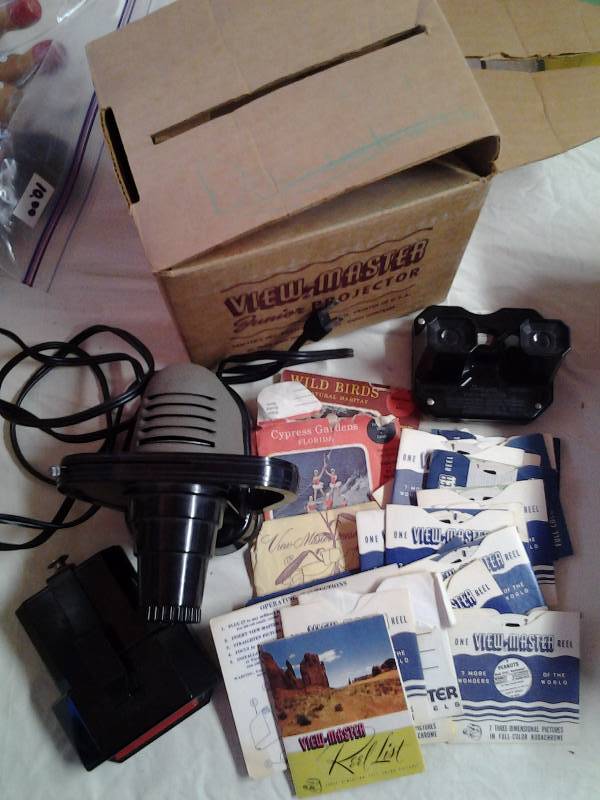lot 47 image: Vintage Viewmaster Junior Projector With Original Box. Includes 20 Reels Disney & Charlie Brown