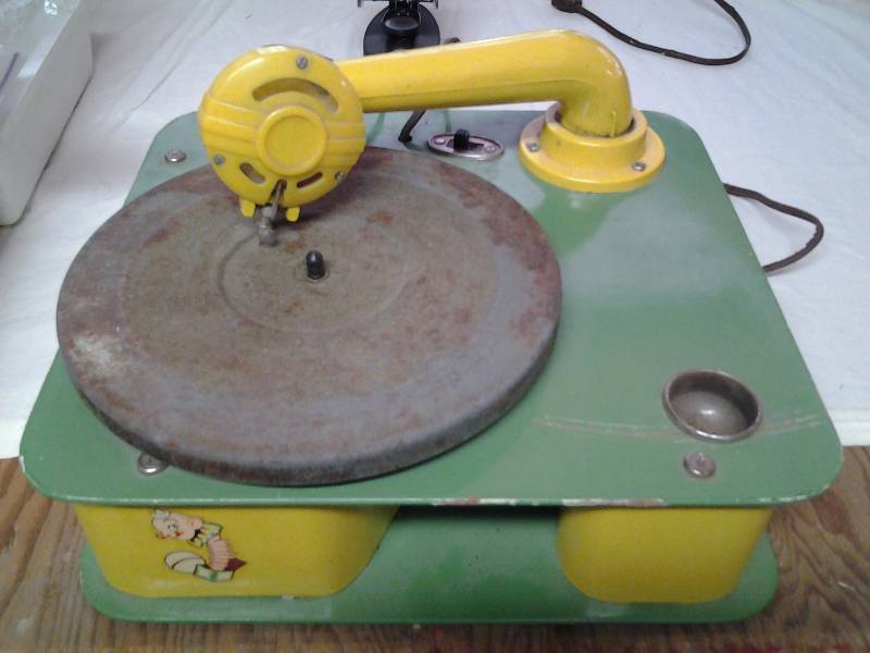 lot 51 image: Vintage Childs Phonograph With Extra Needles