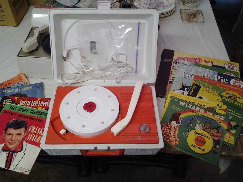 lot 53 image: GE Phonograph With Old Records